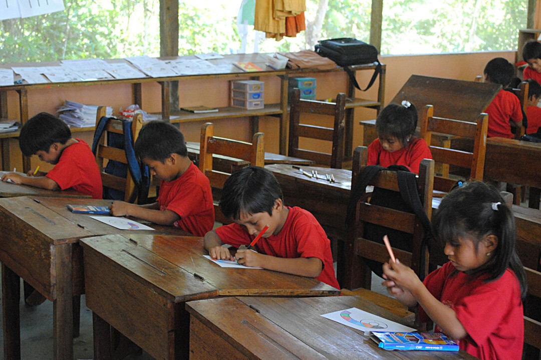 Bild 2 von 15: In der mittlerweile ecuadorianischen Schule kann dank der Unterstützung durch Spendengelder und Lehrpersonen mehrsprachig unterrichtet werden. 
