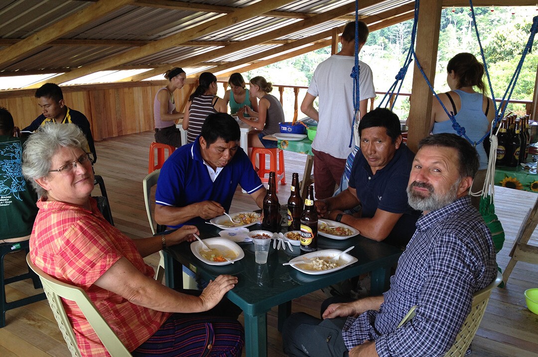 Einweihung Rancho Don Sigifredo, VIP-Tisch mit Christine von Steiger (Gründerin amaZOOnico, SYW, LKW, Präsidentin Selva Viva), Remigio Canelos (Gründer amaZOOnico, Besitzer Liana Lodge, Leitung Selva Viva), Fabian Quihivi (Bauleitung LKW und Rancho), Siegfried Andermatt (Betreuer LKW 2013-2015). Bild 5 von 7: Einweihung Rancho Don Sigifredo, VIP-Tisch mit Christine von Steiger (Gründerin amaZOOnico, SYW, LKW, Präsidentin Selva Viva), Remigio Canelos (Gründer amaZOOnico, Besitzer Liana Lodge, Leitung Selva Viva), Fabian Quihivi (Bauleitung LKW und Rancho), Siegfried Andermatt (Betreuer LKW 2013-2015).